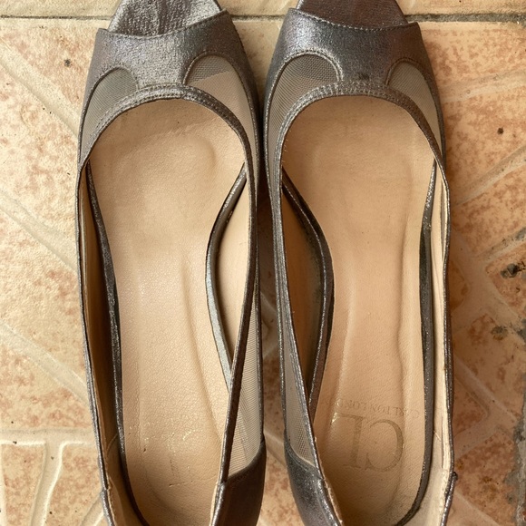 SALE❗️❗️❗️Carlton London grey silver shimmery kitten heels - Picture 2 of 3